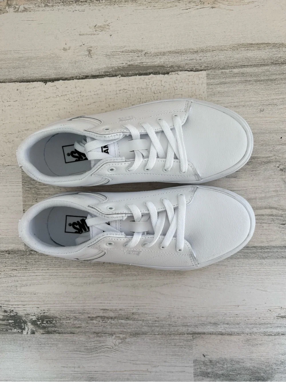 Vans Unisex Size 4 Youth Seldan Leather Lace Up Sneakers Side Debossed Logo